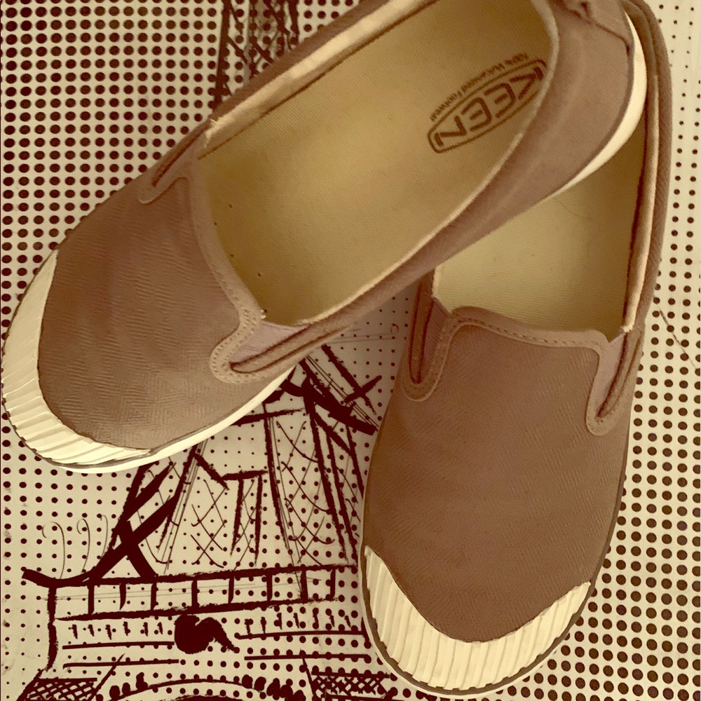Keen gray canvas with white toe